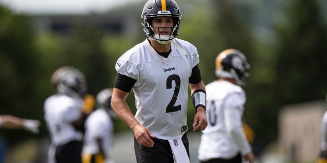 Pittsburgh Steelers quarterback Mason Rudolph (2) takes part in a drill during the team's OTA practice on May 25, 2022, at the Steelers Practice Facility in Pittsburgh, PA.