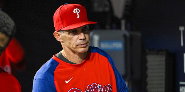 O gerente do Philadelphia Phillies, Joe Girardi, durante um jogo entre o Philadelphia Phillies e o Atlanta Braves em 26 de maio de 2022, no Troist Park, em Atlanta. 