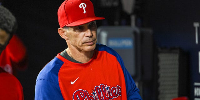 O gerente do Philadelphia Phillies, Joe Girardi, durante um jogo entre o Philadelphia Phillies e o Atlanta Braves em 26 de maio de 2022, no Troist Park, em Atlanta. 