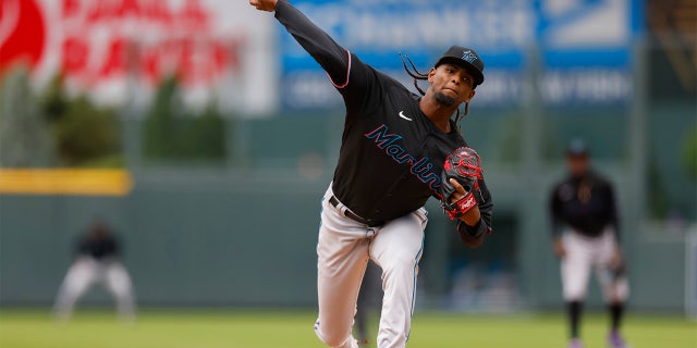 Starting pitcher Edward Cabrera #27 of the Miami Marlins delivers to home plate in the first inning against the Colorado Rockies in game one of a double header at Coors Field on June 1, 2022 在丹佛, 科罗拉多州.