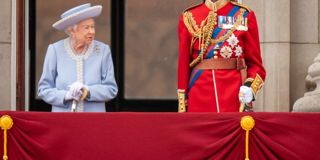 ملکه الیزابت و پرنس ادوارد، دوک کنت، رژه تولد ملکه را از کاخ باکینگهام تماشا می کنند.