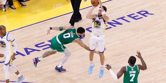 Klay Thompson of the Golden State Warriors shoots deep against the Boston Celtics at the Chase Center in San Francisco, giugno 2, 2022.