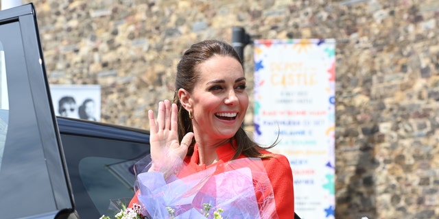 Кейт Мидълтън държи букет цветя, докато напуска замъка Кардиф на 4 юни 2022 г. в Кардиф, Уелс.