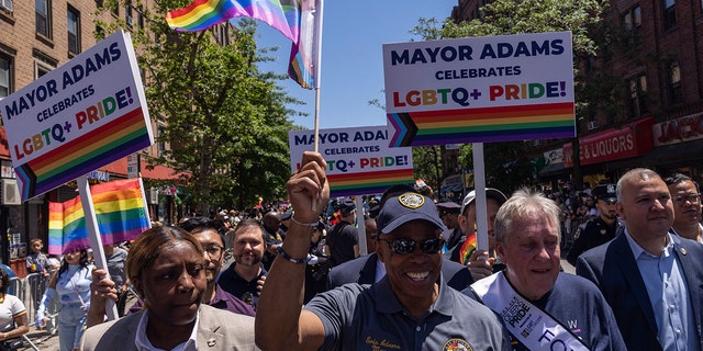 El alcalde de la ciudad de Nueva York, Eric Adams, ondea una bandera del orgullo durante el 30º Festival Anual Multicultural y Desfile del Orgullo de Queens en Queens, Nueva York, el 5 de junio de 2022. 