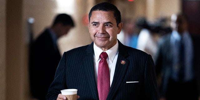 Rep. Henry Cuellar, D-Texas, is seen after a meeting of the House Democratic Caucus in the U.S. Capitol op Woensdag, Junie 8, 2022.
