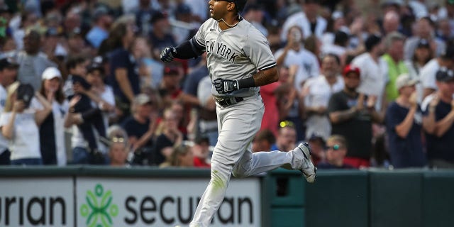 Aaron Hicks of the New York Yankees rounds the bases on his two-run homer to tie the game against the Twins at Target Field on June 9, 2022, in Minneapolis.