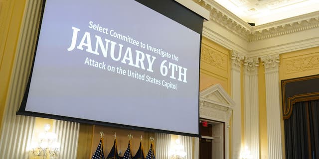 WASHINGTON, DC - JUNE 09: The House Select Committee to Investigate the January 6th hearing in the Cannon House Office Building on Thursday, 유월 9, 202워싱턴onDCDC. The bipartisan Select Committee to Investigate the January 6th Attack On the United States Capitol has spent nearly a year conducting more than 1,000 인터뷰, reviewed more than 140,000 documents day of the attack.