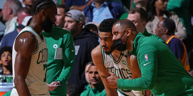 Ime Udoke entrena a Jaylen Brown (7) y Jayson Tatum (0) de los Boston Celtics contra los Golden State Warriors en el Juego 4 de las Finales de la NBA de 2022 el 10 de junio de 2022 en el TD Garden de Boston.