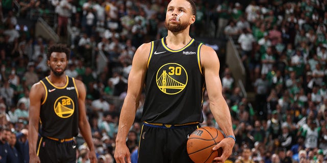 Durante el cuarto juego de la final de la NBA de 2022 el 10 de junio de 2022 en el TD Garden de Boston, Steff Curry (30) de los Golden State Warriors disparó un tiro libre contra los Boston Celtics.  