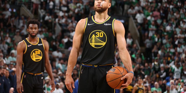 Durante el cuarto juego de la final de la NBA de 2022 el 10 de junio de 2022 en el TD Garden de Boston, Steff Curry (30) de los Golden State Warriors disparó un tiro libre contra los Boston Celtics.  