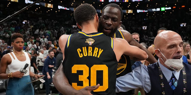 Stephen Curry (30) de los Golden State Warriors abraza a su compañero de equipo Draymond Green después del Juego 4 de las Finales de la NBA de 2022 el 10 de junio de 2022 en el TD Garden de Boston. 