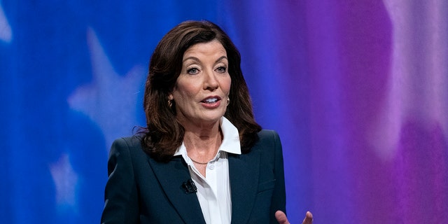 New York Gov. Kathy Hochul debates in the race for governor at the studios of WNBC4-TV June 16, 2022, in die stad New York. Early voting starts June 18 ahead of the June 28 primêre. 
