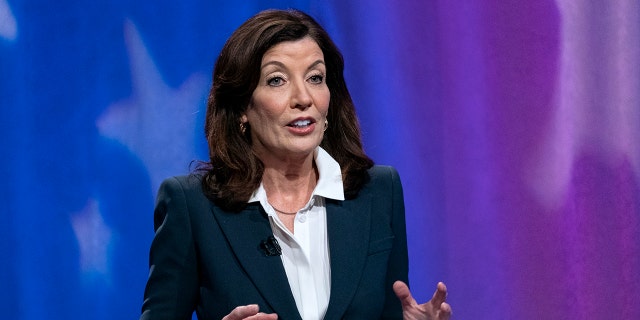 La gobernadora de Nueva York Kathy Hochul debate en la carrera por gobernadora en los estudios de WNBC4-TV el 16 de junio de 2022 en la ciudad de Nueva York. 