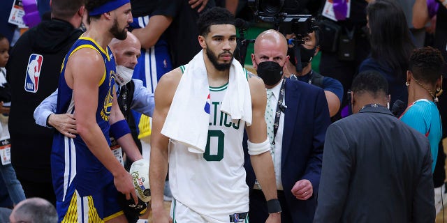 L'attaquant des Boston Celtics Jayson Tatum (0) quitte le terrain après leur défaite 103-90 contre les Golden State Warriors lors du sixième match. Les Boston Celtics ont accueilli les Golden State Warriors pour le sixième match de la finale de la NBA au TD Garden de Boston en juin. 17, 2022. 