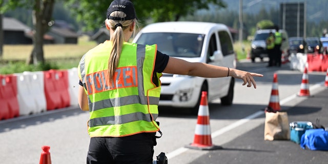 Des policiers bavarois contrôlent la circulation au poste frontière de Mittenwald dans le cadre du sommet du G7. 