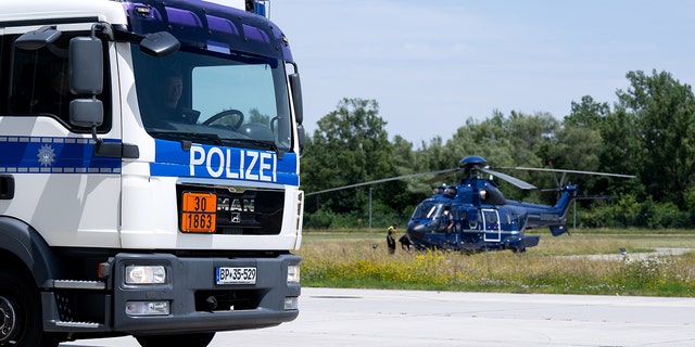 UN "Super Puma" Un hélicoptère d'Airbus Helicopters se dresse sur le tarmac lors d'une conférence de presse sur le déploiement, les tâches et les activités de l'escadron volant de la Police fédérale dans le cadre du sommet du G7.