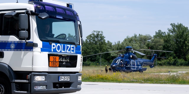 UN "Super Puma" Un hélicoptère d'Airbus Helicopters se dresse sur le tarmac lors d'une conférence de presse sur le déploiement, les tâches et les activités de l'escadron volant de la Police fédérale dans le cadre du sommet du G7.