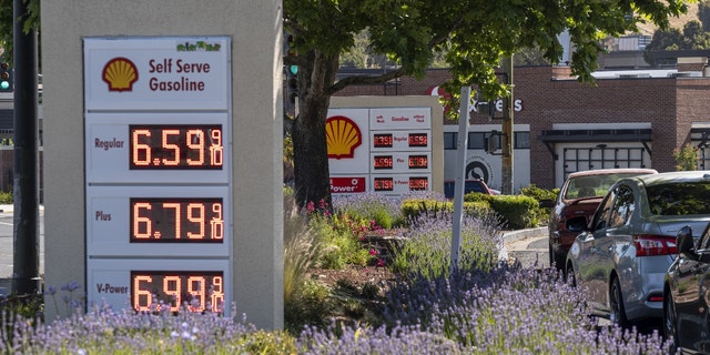 Gas prices at a Shell station in Hercules, California, en Junio 22, 2022.