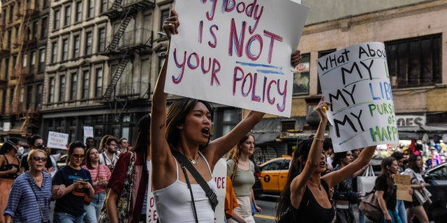 Abortion rights demonstrators march during a protest in New York, nosotros, el viernes, junio 24, 2022. A deeply divided US Supreme Court overturned the 1973 Roe v. Wade decision and wiped out the constitutional right to abortion, issuing a historic ruling likely to render the procedure largely illegal in half the country. Fotógrafo: Stephanie Keith/Bloomberg via Getty Images