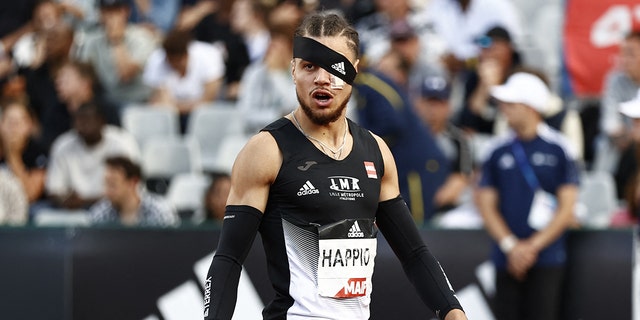 Le Français Wilfried Happio porte un bandage après avoir été agressé lors de l'échauffement lors de la finale masculine du 400 mètres haies lors des Championnats de France d'élite d'athlétisme au stade Helitas de Caen, dans le nord de la France, le 25 juin 2022. 
