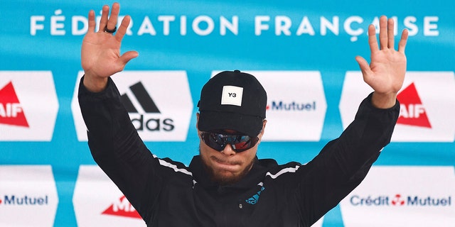 Le médaillé d'or français Wilfried Happio pose lors de la cérémonie de podium du 400 mètres haies hommes lors des Championnats de France d'athlétisme d'élite au stade Helitas de Caen, dans le nord de la France, le 26 juin 2022. 