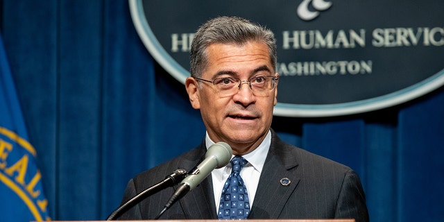 Xavier Becerra, secretary of Health and Human Services (HHS), speaks during a news conference at the HHS headquarters in Washington, D.C., VSA, op Dinsdag, Junie 28, 2022. 