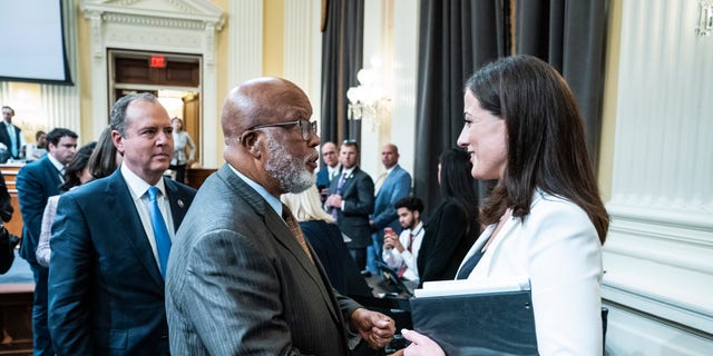 Washington, DC - June 28 : Chairman Bennie Thompson, D-Mej., speaks with Cassidy Hutchinson, former aide to Trump White House chief of staff Mark Meadows, after testifying at a hearing as the House select committee investigating the Jan. 6 attack on the U.S. Capitol continues to share findings of its investigation, on Capitol Hill on Tuesday, JJunie28, 2022 in Washington, DC. (Foto deur Jabin Botsford / The Washington Post via Getty Images)