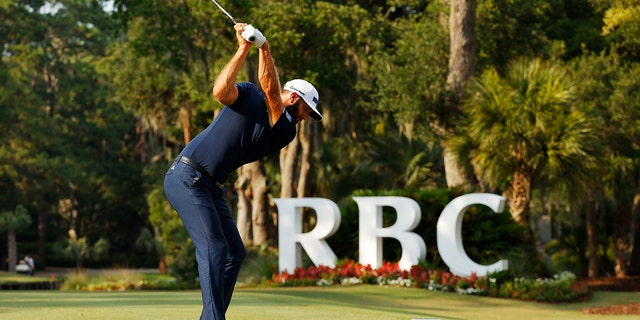 Dustin Johnson of the United States plays his shot from the 14th tee during the final round of the RBC Heritage June 21, 2020, at Harbour Town Golf Links in Hilton Head Island, CAROLINA DEL SUR. 
