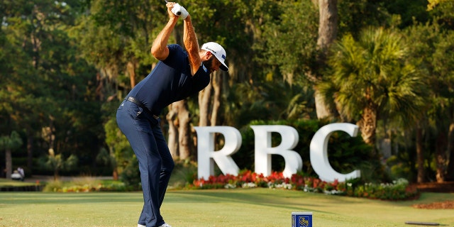 Dustin Johnson gra swoje uderzenie w finale RBC Heritage 21 czerwca 2020 r. w Hilton Head Island w Południowej Karolinie.