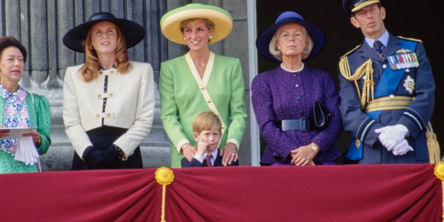 Princesa Margaret, Sarah, Princesa Diana com Príncipe Harry, Catherine, Duquesa de Kent e Príncipe Edward, enquanto membros da família real assistem enquanto eles passam voando.  Príncipe Harry estava com sua mãe.