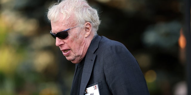 Nike co-founder Phil Knight walks to a morning session at the Allen &アンプ; Company Sun Valley Conference on July 08, 2021 in Sun Valley, アイダホ. 