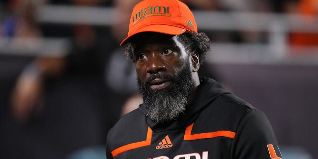 HOF Safety y el ex Miami Hurricane Ed Redd asisten al juego entre Miami Hurricanes y North Carolina State Wolfpack en el Hard Rock Stadium el 23 de octubre de 2021 en Miami Gardens, Florida. 