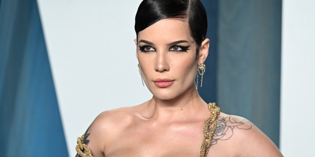 Halsey, seçim yanlısı görüşleri savunmak için sosyal medyayı kullandı. Şarkıcı, 27 Mart 2022'de Beverly Hills'deki Wallis Annenberg Gösteri Sanatları Merkezi'nde Radhika Jones'un ev sahipliğinde düzenlenen 2022 Vanity Fair Oscar Partisi'ne katıldı.