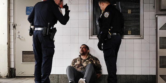 Полицията задържа мъж на метростанция на Таймс Скуеър след обаждане до полицията от ездачи на 25 април 2022 г. в Ню Йорк. 