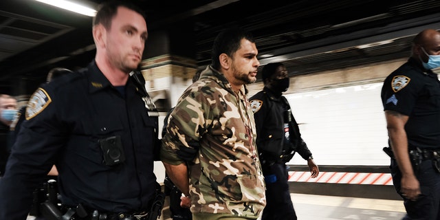 NEW YORK, 뉴욕 - 4 월 25: Police detain a man at a Times Square subway station following a call to police from riders on April 25, 2022 뉴욕시. According to new data released by the NYPD, felony assaults on the New York City transit system rose more than 50 percent between February and March. 