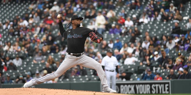 Miami Marlins starting pitcher Edward Cabrera (27) got a win for the day at Coors Field on June 1, 2022 在丹佛, 科罗拉多州.