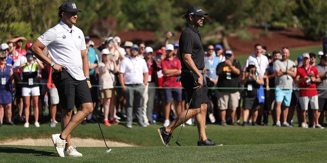 Patrick Mahomes and Aaron Rodgers look on during Capital One's The Match VI - Brady &amp; Rodgers v Allen &versterker; Mahomes at Wynn Golf Club on June 01, 2022 in Las Vegas, Nevada.