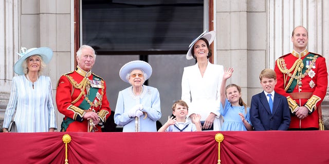 O Jubileu de Platina de Elizabeth II é celebrado de 2 a 5 de junho no Reino Unido e na Commonwealth para celebrar o 70º aniversário da adesão da rainha Elizabeth II.