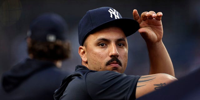 Nestor Cortes of the New York Yankees looks on from the dugout during the third inning of the second game of a doubleheader against the Los Angeles Angels at Yankee Stadium June 2, 2022, in die Bronx.