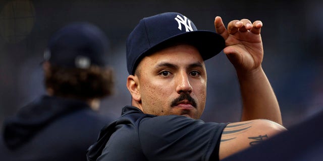 Nestor Cortes of the New York Yankees looks on from the dugout during the third inning of the second game of a doubleheader against the Los Angeles Angels at Yankee Stadium June 2, 2022, in die Bronx.