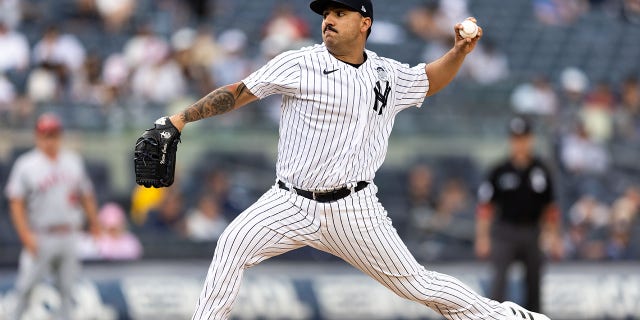 Nestor Cortes of the New York Yankees throws a pitch during the sixth inning of the first game of a doubleheader against the Los Angeles Angels at Yankee Stadium June 2, 2022, in die stad New York.