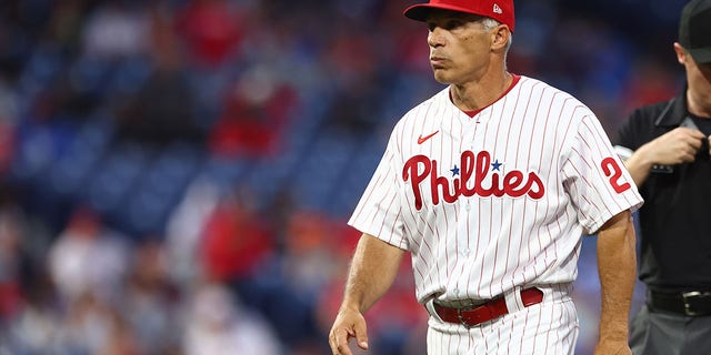 O técnico Joe Girardi, do Philadelphia Phillies, discute durante um jogo contra o San Francisco Giants no Citizens Bank Park em 31 de maio de 2022, na Filadélfia. 