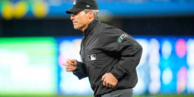 U-Umpire Angel Hernandez ubukele njengoba iToronto Blue Jays idlala iMinnesota Twins kwi-inning yesithupha ngesikhathi somdlalo wabo we-MLB eRogers Center ngoJuni 3, 2022, eToronto, Ontario, Canada.