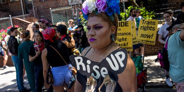 El Desfile anual del Orgullo en Queens da inicio a un mes de celebraciones gay en la ciudad el 5 de junio de 2022, en el vecindario de Jackson Heights en Queens, Nueva York. 
