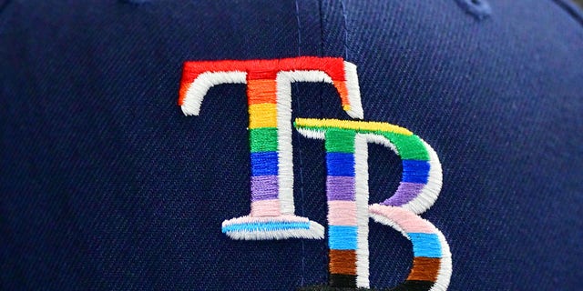 Een detail van het logo met regenboogpatroon van Tampa Bay Rays ter ere van Pride Month tijdens een wedstrijd tegen de Chicago White Sox op Tropicana Field op 4 juni 2022 in St Petersburg, Florida. 