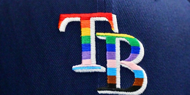 Een detail van het logo met regenboogpatroon van Tampa Bay Rays ter ere van Pride Month tijdens een wedstrijd tegen de Chicago White Sox op Tropicana Field op 4 juni 2022 in St Petersburg, Florida.