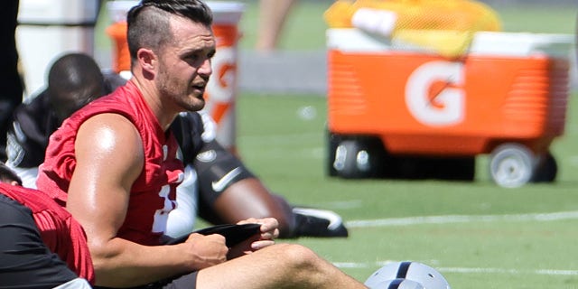 Quarterback Derek Carr of the Las Vegas Raiders warms up during mandatory minicamp on June 7, 2022, ヘンダーソンで, ネバダ.