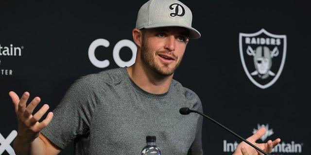 El mariscal de campo de los Raiders de Las Vegas, Derek Carr #4, habla durante una conferencia de prensa después del primer día del minicampamento obligatorio en la sede de los Raiders de Las Vegas/Intermountain Healthcare Performance Center el 7 de junio de 2022 en Henderson, Nevada. 