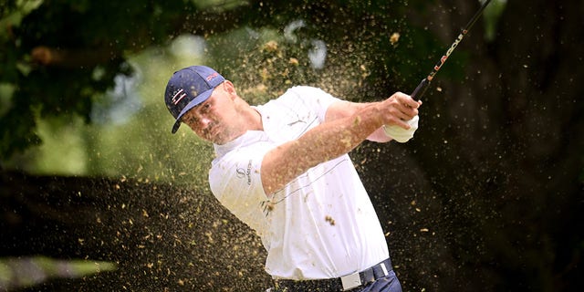 Bryson DeChambeau, des États-Unis, joue son tir du sixième tee lors du troisième tour du 122e US Open Championship au Country Club le 18 juin 2022 à Brookline, Massachusetts.