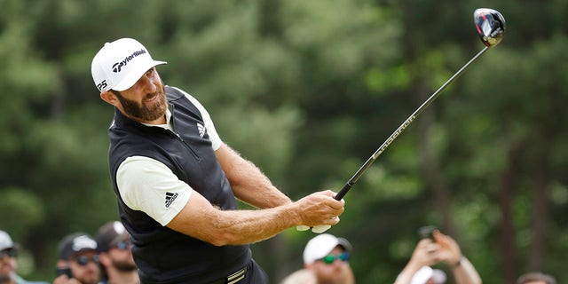 Dustin Johnson of the United States plays his shot from the third tee during the third round of the 122nd U.S. Open Championship at The Country Club on June 18, 2022 in Brookline, 매사추세츠 주. 